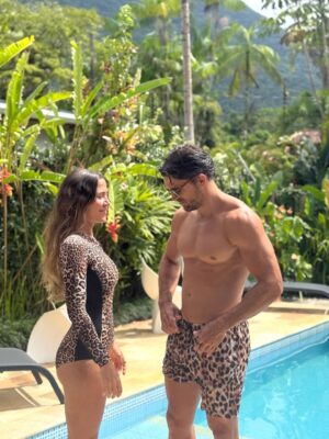 Jimena Barón Instagram - Gracias a los míos.

Momo: Yo te admiro un montón. A mí por momentos (ni hablar en los revolcones) me da miedo estar ahí flotando, enfrentando el inmenso mar y sus cambios constantes e impredecibles. Yo no quiero trasmitirte miedo, así que solo te miro, veo que sos feliz, que sos un crack y me sonríe algo adentro del pecho (el corazón?) y me quedo tranquila. Nunca más tranquila que en ese momento. *Esto debe estar muy bien* pienso.
Tu talento físico me sorprende tanto como tu espíritu del amor. Te quieren todos. *Esto debe estar muy muy bien*. El pecho de nuevo me sonríe.
Creo que estoy haciendo todo lo posible para surfear bien así no me pierdo de verte tan de cerca. Estar flotando juntos en el mar tan fuerte y enorme es de lo más lindo que me pasó en la vida. Gracias por meterme en esta disciplina. Sos tan fuerte y enorme como el mar hijo. Sos mi primer mar por siempre.

 A mi Tarzan, compañero de todas, que está más fuerte que el peor revolcón, sos el partner de mis sueños. Que hermoso y parecido estamos criando. No quisiera para nada vivir la vida sin vos Q. Que familión! Yo sabía que me merecía mucho esto, pero igual gracias cookie.

 Arturo de mi alma, mi mochilita viajera, que dormís donde sea, comes al paso, al trote y al galope, y te reis y reis y reis. Que bendición gordito precioso, que moñazo le viniste a poner a nuestra vida! Te amo tanto gordo feliz!

 Y Mari, la suerte de tenerte es algo que agradezco a diario. Siempre voy a tratar de hacerte feliz como tanto te mereces. Tu laburo y tu presencia son un lujo. No seríamos la familia que somos sin vos, que sos también nuestra familia. Madrina oficial, te quiero infinito.

 Y a Dios siempre, que sabe cuándo y por qué. Siempre.
Gracias.

❤️