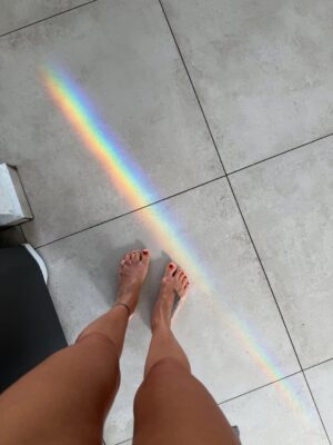 Jimena Barón Instagram - La familia. Los colores. Un arcoíris en casa. Una mariposa. Una señal. Frutas tropicales. Olas. Surf. Luna llena en Géminis. Flores exóticas. Arena. Mar. Olor a bebé.

Gracias. Gracias. Gracias. Qué felicidad!

💙🌊✨

@apsurftrips @nachomigues @paraisofotosurf