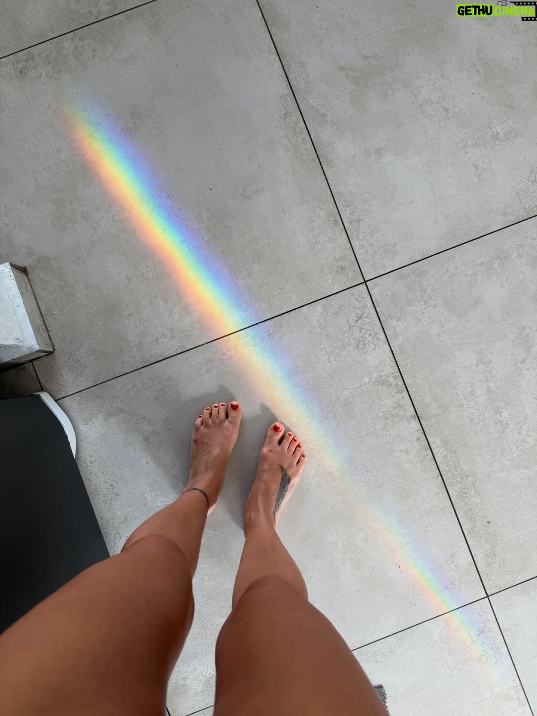 Jimena Barón - 298.6K Likes - La familia. Los colores. Un arcoíris en casa. Una mariposa. Una señal. Frutas tropicales. Olas. Surf. Luna llena en Géminis. Flores exóticas. Arena. Mar. Olor a bebé.

Gracias. Gracias. Gracias. Qué felicidad!

💙🌊✨

@apsurftrips @nachomigues @paraisofotosurf