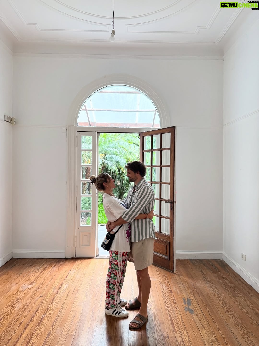 Jimena Barón - 725.6K Likes - Esta familia tiene casa nueva.
La casa de nuestros sueños.
Te vamos a renovar y armar 
con todo nuestro corazón!

Todavía no caigo…
Qué equipo Q! 
Qué año nos espera!
👩🏼👨🏼‍🦱👦🏻👶🏻🐱
🏡Gracias Dios!✨