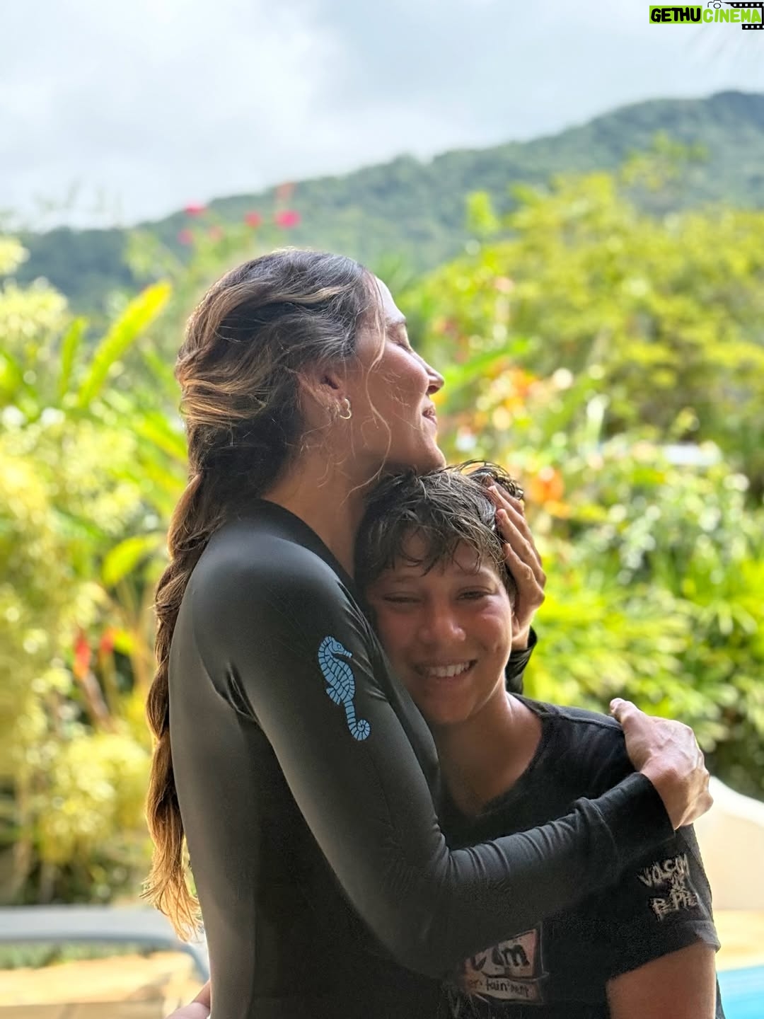 Jimena Barón - 298.6K Likes - La familia. Los colores. Un arcoíris en casa. Una mariposa. Una señal. Frutas tropicales. Olas. Surf. Luna llena en Géminis. Flores exóticas. Arena. Mar. Olor a bebé.

Gracias. Gracias. Gracias. Qué felicidad!

💙🌊✨

@apsurftrips @nachomigues @paraisofotosurf