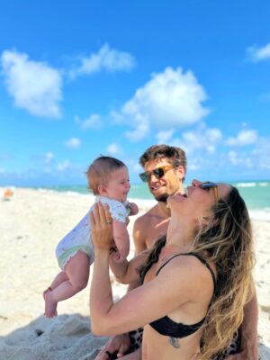 Jimena Barón Instagram - Arturo:

Sos lo más lindo (con tu hermano) que me pasó en la vida.
Siempre estás contento. Siempre sonriendo. Todo te viene bien y te da alegría. Sos precioso (yo te veo parecido a tu papá y a tu hermano y me derrito). Esos ojos, tus cachetes, todo vos me enloquece! Verte con Momo y verte con tu papá me inunda de amor. Gracias hijo por este milagro que sos vos, que es tenerte sano y besarte y disfrutarte cada día, todo el día.
Soy inmensamente afortunada. Gracias mi rey Arturo por volver a hacerme mamá. Gracias por consagrarnos familia. Nada me hizo más feliz en la vida que esto.

Te amo infinidades inmensurables, gigantescas, incalculables y agobiantes.

Mamá ❤️

Feliz 2026 ✨