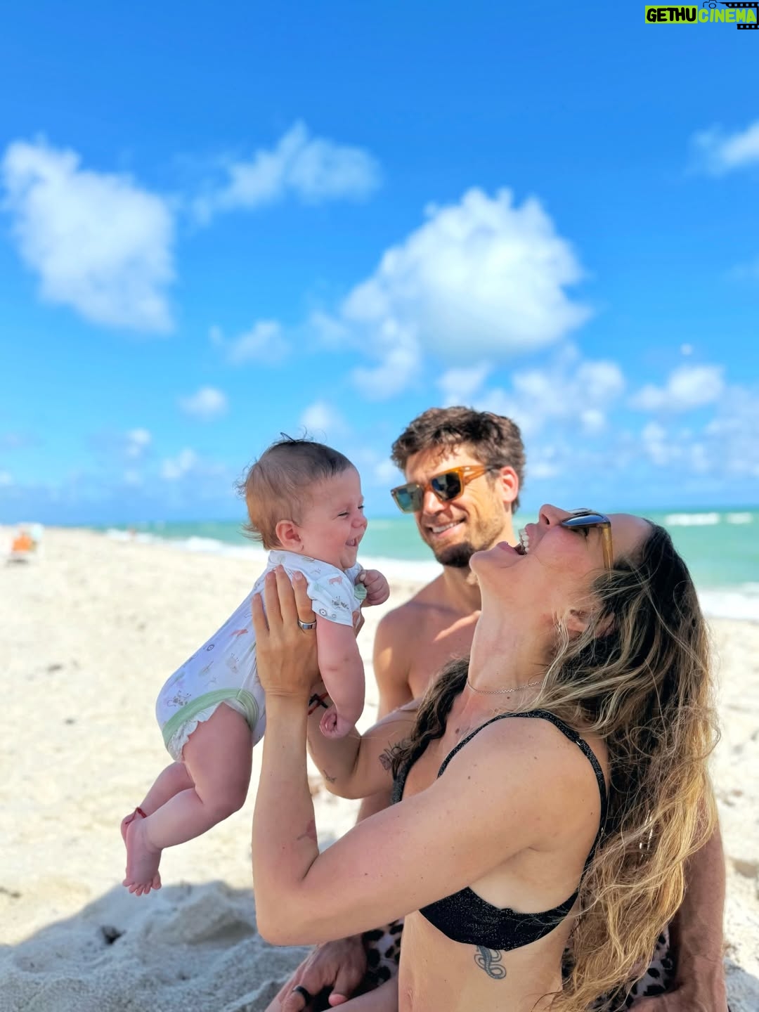 Jimena Barón - 1.4 Million Likes - Arturo:

Sos lo más lindo (con tu hermano) que me pasó en la vida.
Siempre estás contento. Siempre sonriendo. Todo te viene bien y te da alegría. Sos precioso (yo te veo parecido a tu papá y a tu hermano y me derrito). Esos ojos, tus cachetes, todo vos me enloquece! Verte con Momo y verte con tu papá me inunda de amor. Gracias hijo por este milagro que sos vos, que es tenerte sano y besarte y disfrutarte cada día, todo el día.
Soy inmensamente afortunada. Gracias mi rey Arturo por volver a hacerme mamá. Gracias por consagrarnos familia. Nada me hizo más feliz en la vida que esto.

Te amo infinidades inmensurables, gigantescas, incalculables y agobiantes.

Mamá ❤️

Feliz 2026 ✨