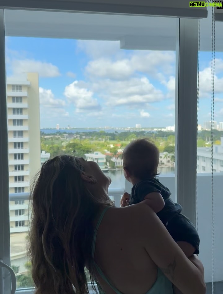 Jimena Barón - 570K Likes - El kiwi que me tocó me representa.
Aguante la familia, los hijos y el amor.
Las montañas rusas también.
Gracias Jesucito querido, te rezamos fuerte para agradecerte, como Arturito.

Gracias a:
mi casa que me compré de muy chica en Miami @miamibeachalquiler 
A @aunpasodelamagia por la impoluta organización de siempre.
A @mundocarmiami por cuidar mi auto (ahre mentirosa era, no tenía nada ella)
A mi amorcito que jamás le digo así pero se pasó así que hoy si @tumapalleiro 
A mi suegra que se quedó encantada con su nieto y yo me olvide de que parí hace 4 meses porque amo las montañas rusas y me desentendí completamente de la maternidad.
A mi hermana @isabaronok y @brai_roldan_ por todo el asunto visas, permiso, niño sano y salvo que cae de sorpresa.
Y a Dios, siempre a Dios.
Gracias.

❤️