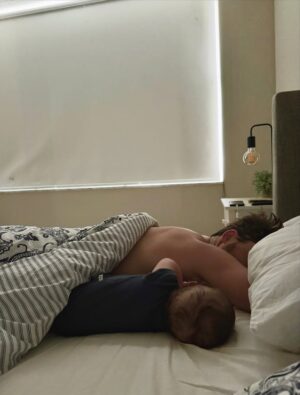 Jimena Barón Instagram - El kiwi que me tocó me representa.
Aguante la familia, los hijos y el amor.
Las montañas rusas también.
Gracias Jesucito querido, te rezamos fuerte para agradecerte, como Arturito.

Gracias a:
mi casa que me compré de muy chica en Miami @miamibeachalquiler 
A @aunpasodelamagia por la impoluta organización de siempre.
A @mundocarmiami por cuidar mi auto (ahre mentirosa era, no tenía nada ella)
A mi amorcito que jamás le digo así pero se pasó así que hoy si @tumapalleiro 
A mi suegra que se quedó encantada con su nieto y yo me olvide de que parí hace 4 meses porque amo las montañas rusas y me desentendí completamente de la maternidad.
A mi hermana @isabaronok y @brai_roldan_ por todo el asunto visas, permiso, niño sano y salvo que cae de sorpresa.
Y a Dios, siempre a Dios.
Gracias.

❤️