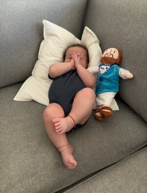 Jimena Barón Instagram - El kiwi que me tocó me representa.
Aguante la familia, los hijos y el amor.
Las montañas rusas también.
Gracias Jesucito querido, te rezamos fuerte para agradecerte, como Arturito.

Gracias a:
mi casa que me compré de muy chica en Miami @miamibeachalquiler 
A @aunpasodelamagia por la impoluta organización de siempre.
A @mundocarmiami por cuidar mi auto (ahre mentirosa era, no tenía nada ella)
A mi amorcito que jamás le digo así pero se pasó así que hoy si @tumapalleiro 
A mi suegra que se quedó encantada con su nieto y yo me olvide de que parí hace 4 meses porque amo las montañas rusas y me desentendí completamente de la maternidad.
A mi hermana @isabaronok y @brai_roldan_ por todo el asunto visas, permiso, niño sano y salvo que cae de sorpresa.
Y a Dios, siempre a Dios.
Gracias.

❤️