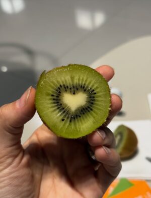Jimena Barón Instagram - El kiwi que me tocó me representa.
Aguante la familia, los hijos y el amor.
Las montañas rusas también.
Gracias Jesucito querido, te rezamos fuerte para agradecerte, como Arturito.

Gracias a:
mi casa que me compré de muy chica en Miami @miamibeachalquiler 
A @aunpasodelamagia por la impoluta organización de siempre.
A @mundocarmiami por cuidar mi auto (ahre mentirosa era, no tenía nada ella)
A mi amorcito que jamás le digo así pero se pasó así que hoy si @tumapalleiro 
A mi suegra que se quedó encantada con su nieto y yo me olvide de que parí hace 4 meses porque amo las montañas rusas y me desentendí completamente de la maternidad.
A mi hermana @isabaronok y @brai_roldan_ por todo el asunto visas, permiso, niño sano y salvo que cae de sorpresa.
Y a Dios, siempre a Dios.
Gracias.

❤️