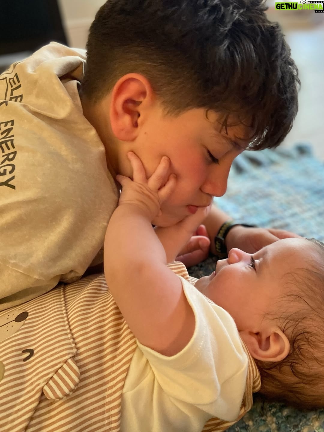 Jimena Barón - 1.4 Million Likes - Arturo:

Sos lo más lindo (con tu hermano) que me pasó en la vida.
Siempre estás contento. Siempre sonriendo. Todo te viene bien y te da alegría. Sos precioso (yo te veo parecido a tu papá y a tu hermano y me derrito). Esos ojos, tus cachetes, todo vos me enloquece! Verte con Momo y verte con tu papá me inunda de amor. Gracias hijo por este milagro que sos vos, que es tenerte sano y besarte y disfrutarte cada día, todo el día.
Soy inmensamente afortunada. Gracias mi rey Arturo por volver a hacerme mamá. Gracias por consagrarnos familia. Nada me hizo más feliz en la vida que esto.

Te amo infinidades inmensurables, gigantescas, incalculables y agobiantes.

Mamá ❤️

Feliz 2026 ✨