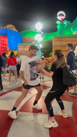 Jimena Barón Instagram - Cuando llegas al universo del juego al que jugabas cuando eras chiquito.

Años 90s arriba las manos 🙋🏼‍♀️🙋🏼‍♂️

@aunpasodelamagia