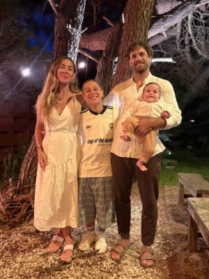 Jimena Barón Instagram - Arturo:

Sos lo más lindo (con tu hermano) que me pasó en la vida.
Siempre estás contento. Siempre sonriendo. Todo te viene bien y te da alegría. Sos precioso (yo te veo parecido a tu papá y a tu hermano y me derrito). Esos ojos, tus cachetes, todo vos me enloquece! Verte con Momo y verte con tu papá me inunda de amor. Gracias hijo por este milagro que sos vos, que es tenerte sano y besarte y disfrutarte cada día, todo el día.
Soy inmensamente afortunada. Gracias mi rey Arturo por volver a hacerme mamá. Gracias por consagrarnos familia. Nada me hizo más feliz en la vida que esto.

Te amo infinidades inmensurables, gigantescas, incalculables y agobiantes.

Mamá ❤️

Feliz 2026 ✨