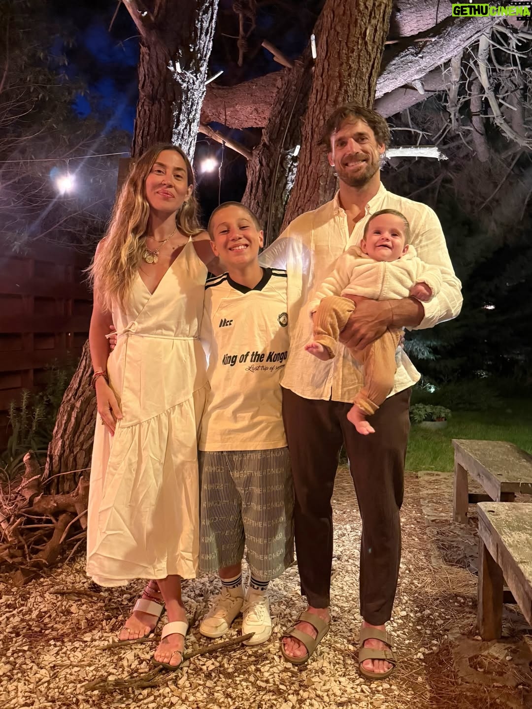 Jimena Barón - 1.4 Million Likes - Arturo:

Sos lo más lindo (con tu hermano) que me pasó en la vida.
Siempre estás contento. Siempre sonriendo. Todo te viene bien y te da alegría. Sos precioso (yo te veo parecido a tu papá y a tu hermano y me derrito). Esos ojos, tus cachetes, todo vos me enloquece! Verte con Momo y verte con tu papá me inunda de amor. Gracias hijo por este milagro que sos vos, que es tenerte sano y besarte y disfrutarte cada día, todo el día.
Soy inmensamente afortunada. Gracias mi rey Arturo por volver a hacerme mamá. Gracias por consagrarnos familia. Nada me hizo más feliz en la vida que esto.

Te amo infinidades inmensurables, gigantescas, incalculables y agobiantes.

Mamá ❤️

Feliz 2026 ✨