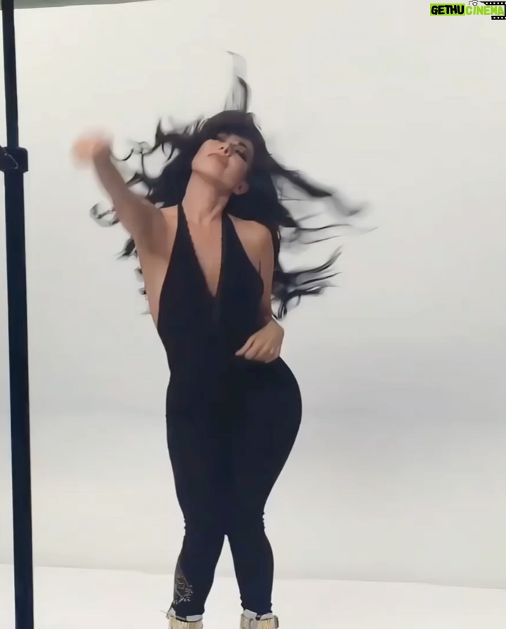 Jimena Sánchez - 3 Likes - #2016 estuvo bien loco con sus fotos cuadradas ( las tuve que modificar) 
Empezaba a escribir una historia con el wrestling, mi primer Super Bowl, tenía a mi Panchita, me veía muy perra más delgada, pero creo no era tan feliz. 
Puedo decir que la vida se puso mejor, Dios no miente. 🫰🏾