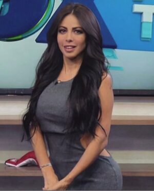 Jimena Sánchez Instagram - #2016 estuvo bien loco con sus fotos cuadradas ( las tuve que modificar)
Empezaba a escribir una historia con el wrestling, mi primer Super Bowl, tenía a mi Panchita, me veía muy perra más delgada, pero creo no era tan feliz.
Puedo decir que la vida se puso mejor, Dios no miente. 🫰🏾