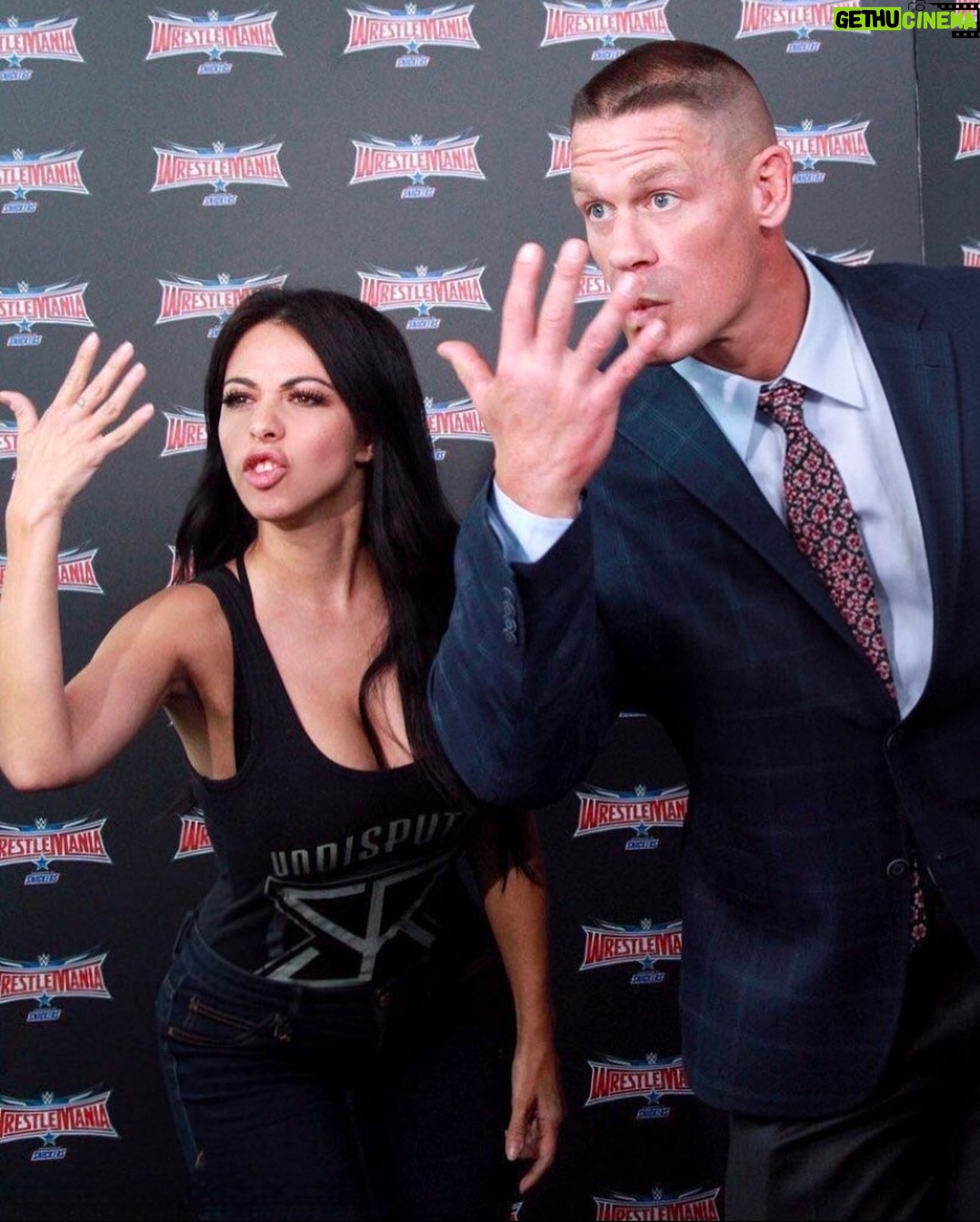 Jimena Sánchez - 3 Likes - #2016 estuvo bien loco con sus fotos cuadradas ( las tuve que modificar) 
Empezaba a escribir una historia con el wrestling, mi primer Super Bowl, tenía a mi Panchita, me veía muy perra más delgada, pero creo no era tan feliz. 
Puedo decir que la vida se puso mejor, Dios no miente. 🫰🏾