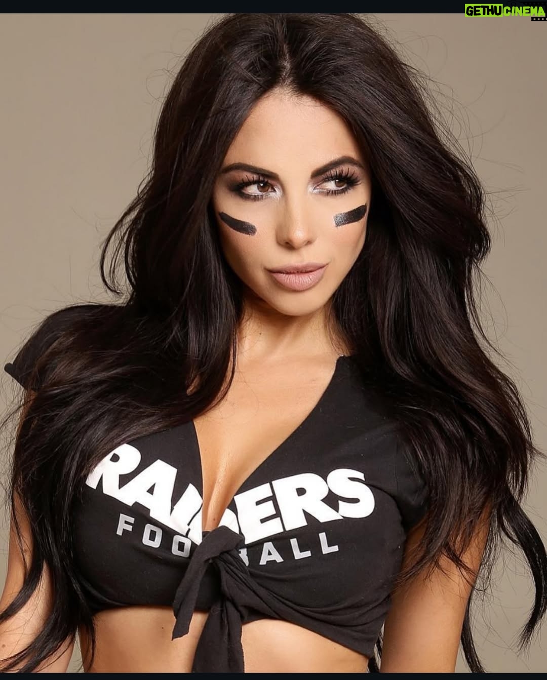 Jimena Sánchez - 3 Likes - #2016 estuvo bien loco con sus fotos cuadradas ( las tuve que modificar) 
Empezaba a escribir una historia con el wrestling, mi primer Super Bowl, tenía a mi Panchita, me veía muy perra más delgada, pero creo no era tan feliz. 
Puedo decir que la vida se puso mejor, Dios no miente. 🫰🏾