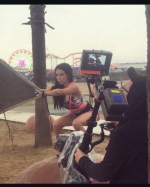 Jimena Sánchez Instagram - #2016 estuvo bien loco con sus fotos cuadradas ( las tuve que modificar)
Empezaba a escribir una historia con el wrestling, mi primer Super Bowl, tenía a mi Panchita, me veía muy perra más delgada, pero creo no era tan feliz.
Puedo decir que la vida se puso mejor, Dios no miente. 🫰🏾