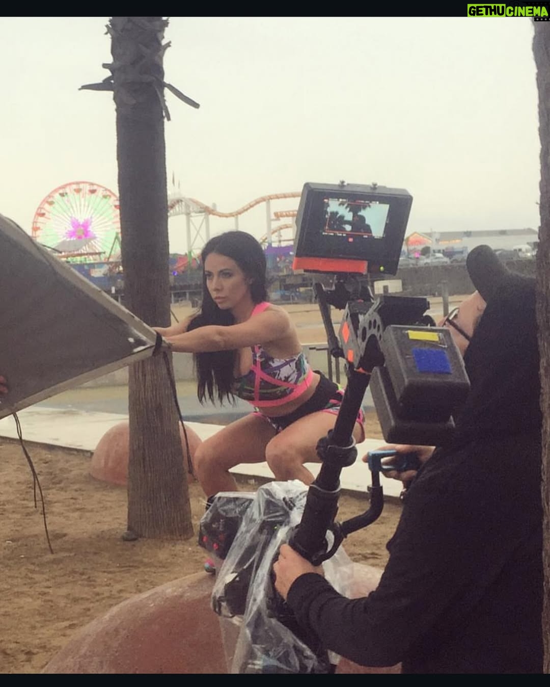 Jimena Sánchez - 3 Likes - #2016 estuvo bien loco con sus fotos cuadradas ( las tuve que modificar) 
Empezaba a escribir una historia con el wrestling, mi primer Super Bowl, tenía a mi Panchita, me veía muy perra más delgada, pero creo no era tan feliz. 
Puedo decir que la vida se puso mejor, Dios no miente. 🫰🏾