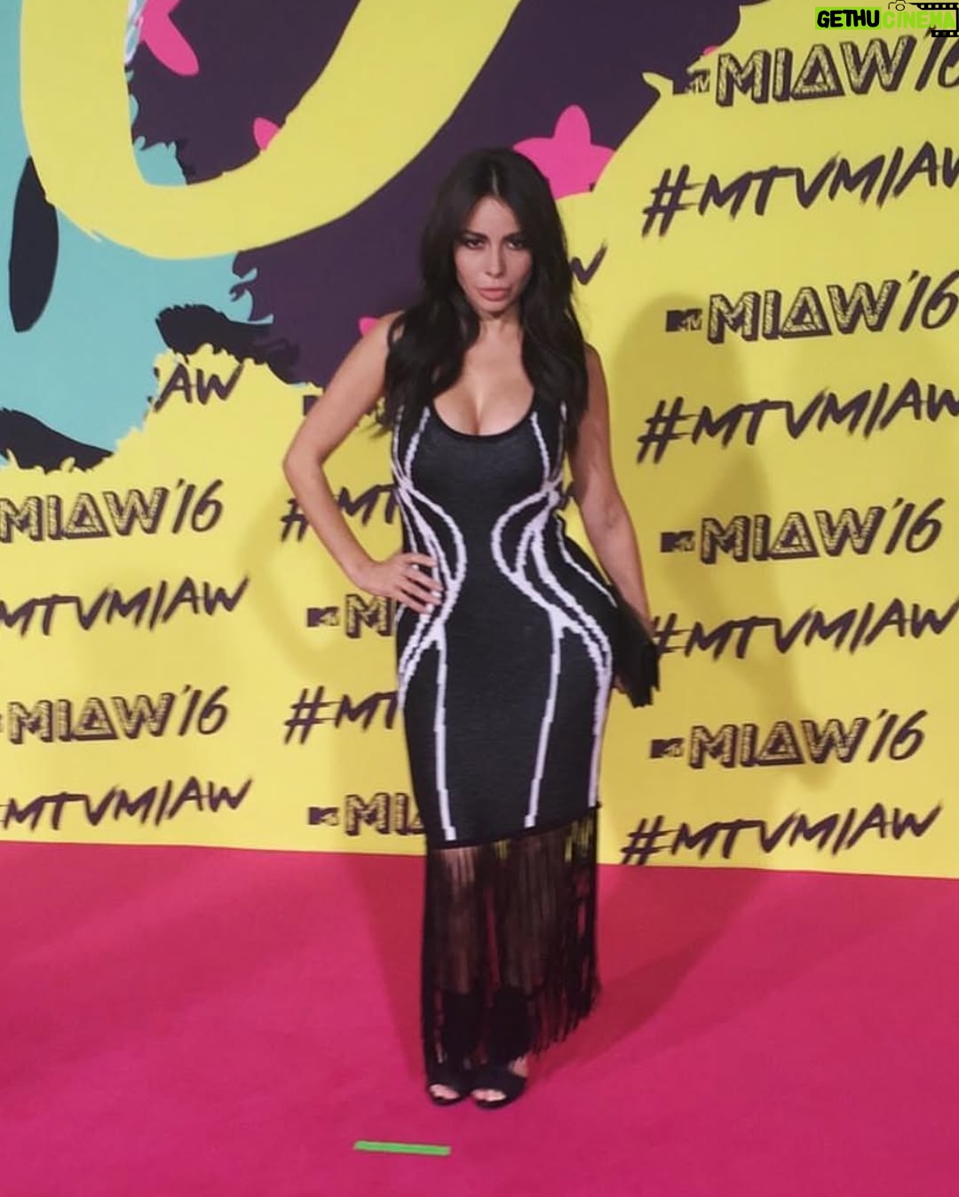 Jimena Sánchez - 3 Likes - #2016 estuvo bien loco con sus fotos cuadradas ( las tuve que modificar) 
Empezaba a escribir una historia con el wrestling, mi primer Super Bowl, tenía a mi Panchita, me veía muy perra más delgada, pero creo no era tan feliz. 
Puedo decir que la vida se puso mejor, Dios no miente. 🫰🏾