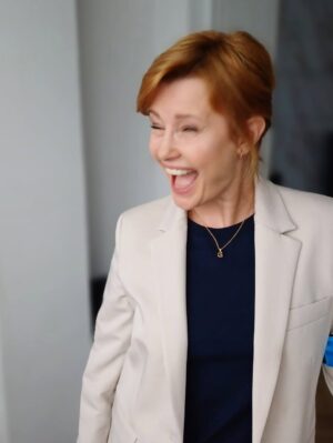 Jitka Schneiderová Instagram - Zachyceno po poslední klapce s Radkem 🤍 … MÍSTO ZLOČINU ZLÍN 💥 Bylo to intenzivní, hezký i náročný a naštěstí v báječný partě s Radkem Holubem, @andreamohylova a @dan.krejcik ! Splnilo se mi přání zahrát si operativkyni a projela horem dolem krásný zlínský kraj. Díky všem a klobouček! Od  5.ledna nás uvidíte na @ceskatelevize  P.S. nejlepší maskérna ever, děkujeme Jana Bílková a @hanickasimova 🫶🏻 home