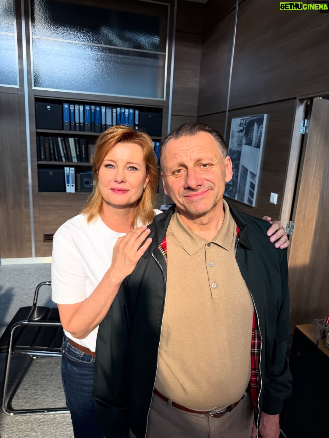 Jitka Schneiderová - 2.6K Likes - Zachyceno po poslední klapce s Radkem 🤍 … MÍSTO ZLOČINU ZLÍN 💥 Bylo to intenzivní, hezký i náročný a naštěstí v báječný partě s Radkem Holubem, @andreamohylova a @dan.krejcik ! Splnilo se mi přání zahrát si operativkyni a projela horem dolem krásný zlínský kraj. Díky všem a klobouček! Od  5.ledna nás uvidíte na @ceskatelevize  P.S. nejlepší maskérna ever, děkujeme Jana Bílková a @hanickasimova 🫶🏻 home