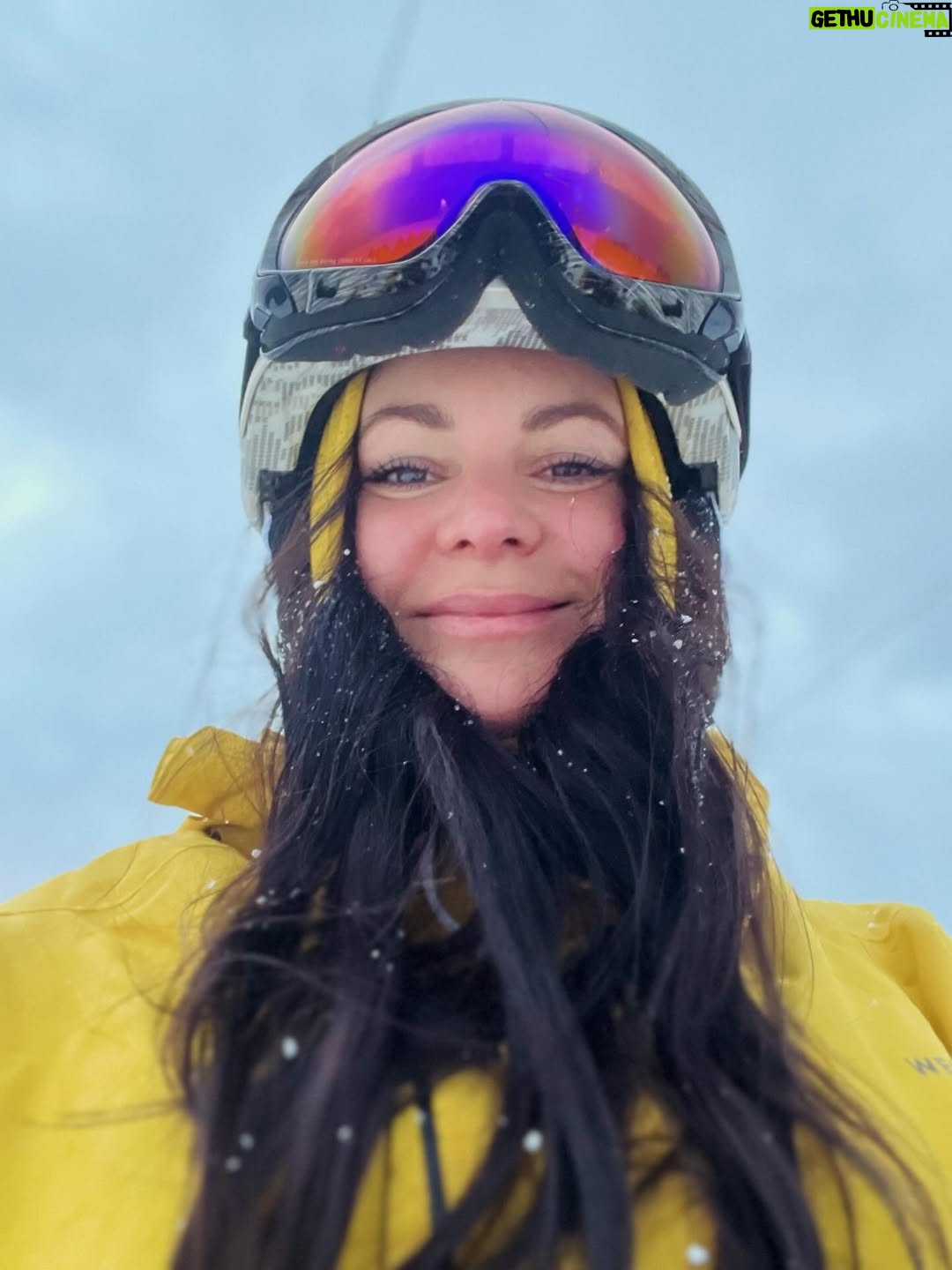 Jitka Čvančarová - 3.3K Likes - 🩵❄️🌬️💙❤️‍🔥
RADOST!!!
rudý tváře, zmrzlej nos a 
čistá radost! 😁

… Z celého srdce nám ji všem přeji, 
tu ryzí radost z každé maličkosti.
… radost a lehkost, 
lásku a laskavost, naplnění každého z nás, vášeň a tvořivost, 
odvahu a pokoru, 
pokoj a mír který vyjde z hloubky, ze srdce, 
…lidství, člověčenství, soucit.
vděčnost, 
vděčnost za vše, 
touhu k učení a vědění, respekt ke všemu, co nás obklopuje, 
zdravou úctu sami k sobě, spravedlnost, disciplínu kultivovat a trénovat ušlechtilost, odpovědnost 
a odvahu stavět se poctivě k životu čelem, 
odvahu postavit se strachu, odvahu k pravdivému životu ,
důvěru a víru, hlubokou uklidňující víru…. 

… nikdy nejsme nikdo sám… jsme tu všichni společně… 

😊

s láskou,

  tady a teď,

vaše jitka 

dudlajdaaaaa 😁🥰

❤️🩵❄️🌬️💙🪬🫀