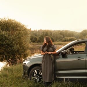 Jitka Čvančarová Instagram - ….. 💚 
… soulad v barvách,
soulad v energii,
soulad v názorech, 
soulad ve směru cesty…  soulad!

 @volvocarscz 💚

📷 @lucierobinsonphoto ❤️‍🔥

variabilni saty od ceske znacky @eiri_prague 💚

#volvo #🫀#ambasador