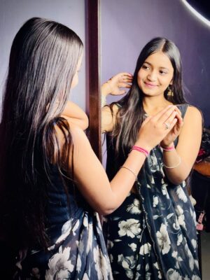 Jiya Rajput Instagram - Black saree🖤🫠
@_jiiiyaaa__rajputt @rajputt_jiyaa
.
.
.
.
#viralpost❤️ #viral #comment #share #trending #blackee #reelitfeelit❤️❤️ #nonazar🧿 #like #support #instagrow
Kesi lag rhi hu 💕🫠