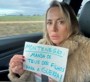 Joana Amaral Dias Instagram - 📣Luis Montenegro: se quer mandar tropas portuguesas para a guerra, comece por enviar  os seus dois  filhos.
👉🏻Durante décadas, os governantes #europeus destruíram soberania, autonomia e futuro. Agora, para esconder a sua incompetência, gritam “#guerra” e espalham o pânico. Morte e fome. 
👉🏻 Marques Mendes, Gouveia Melo, Cotrim, Ventura, mandem para lá os vossos filhos‼️
👉🏻quem decide a guerra no conforto dos gabinetes nunca paga o preço.
👉🏻 basta de líderes fracos a brincar aos fortes com a vida dos outros.

#joanaamaraldias