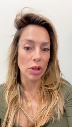 Joana Amaral Dias Instagram - 🟩 SABIAS DISTO? O  filho de Luís Marques Mendes está envolvido numa mega destruição ambiental em Portugal.
⁉️ NENHUM jornalista lhe PERGUNTA isto⁉️
Pois é… filho de peixe sabe nadar.
E o pai sempre nadou bem — nas águas turvas dos negócios, dos favores e das portas giratórias entre o poder político e o lucro privado.
🚨No Fundão, na Beira Baixa, o projeto solar “SOPHIA” vai afetar 428 hectares de Reserva Ecológica Nacional, incluindo cursos de água, leitos e margens, zonas de elevado risco de erosão do solo. E 1500
Sobreiros 😓
🚨Vai destruir habitat de nidificação e alimentação de mais de 140 espécies de aves, incluindo espécies em perigo como a Águia Imperial Ibérica, o Abutre Preto e a Cegonha Preta.
🚨O projeto vai provocar aumento local de temperatura entre 3 a 5 graus, com solos secos, ribeiras sem vida e fauna em fuga.
As comunidades locais ficarão isoladas e toda a paisagem será profundamente alterada
⚠️ O projeto está ligado à empresa Lightsource BP, do filho de Marques Mendes.
⚠️Mais uma vez, o interior é tratado como zona de saque — uma nova colonização energética, disfarçada de transição verde.
⚠️Mas energia que expulsa as pessoas e mata o ecossistema, enche bolsos e destrói vidas não é verde. É negra.
✅ Estou do lado das populações do Fundão, da Beira Baixa e de todos os que recusam este tipo de negócio mascarado de sustentabilidade.
✅ Do lado de quem protege a Natureza- não de mais uma desertificação.

🌿 O sol serve a vida — não o lucro.
✊ E é tempo de dizer basta.
Partilha. Denuncia. 
E subscreve a minha candidatura na Bio 👈🏻
#BeiraBaixa #Fundão #Greenwashing #EnergiaVerde #MarquesMendes #JoanaAmaralDias  #JustiçaAmbiental #joana26 #jad26 #joana2026