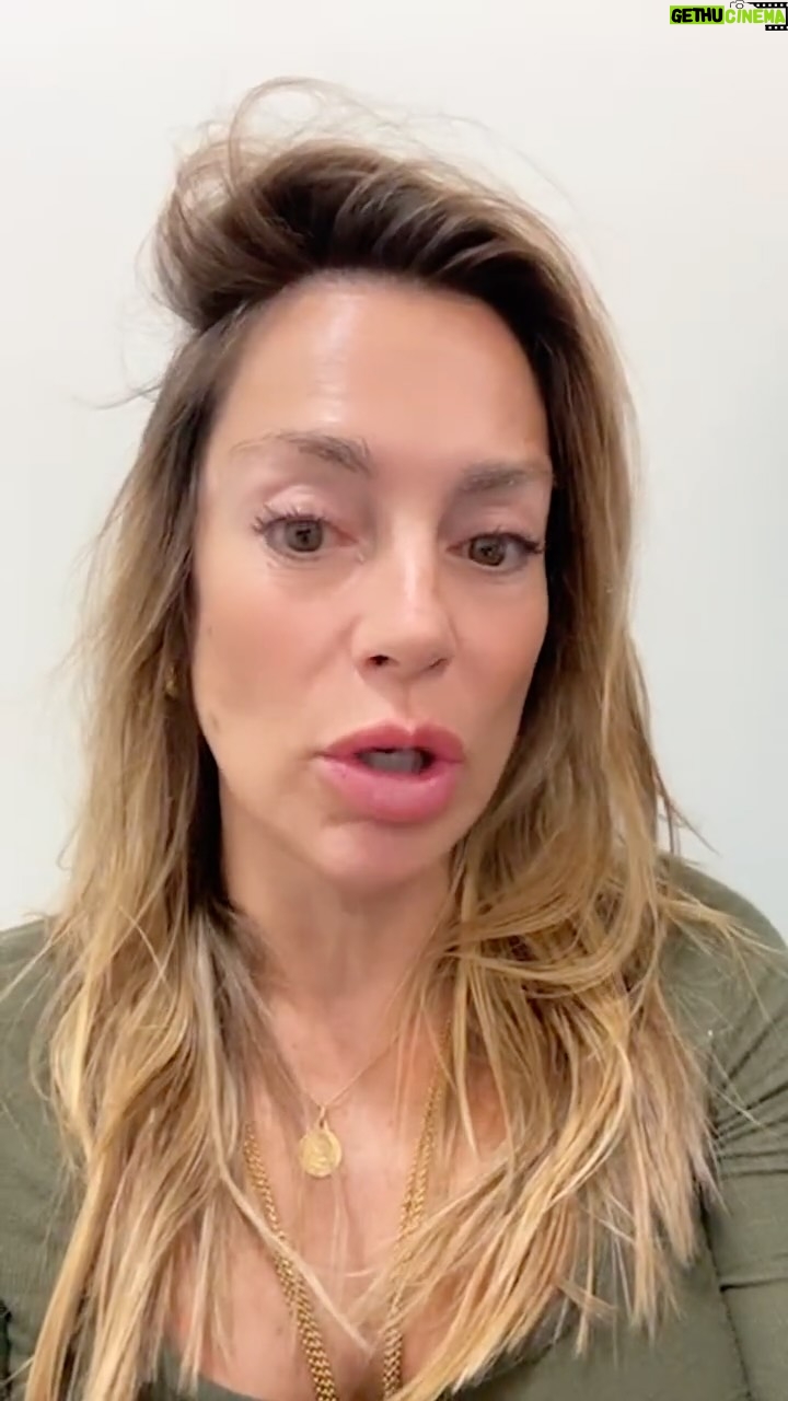 Joana Amaral Dias - 4.3K Likes - 🟩 SABIAS DISTO? O  filho de Luís Marques Mendes está envolvido numa mega destruição ambiental em Portugal.
⁉️ NENHUM jornalista lhe PERGUNTA isto⁉️
Pois é… filho de peixe sabe nadar.
E o pai sempre nadou bem — nas águas turvas dos negócios, dos favores e das portas giratórias entre o poder político e o lucro privado.
🚨No Fundão, na Beira Baixa, o projeto solar “SOPHIA” vai afetar 428 hectares de Reserva Ecológica Nacional, incluindo cursos de água, leitos e margens, zonas de elevado risco de erosão do solo. E 1500
Sobreiros 😓
🚨Vai destruir habitat de nidificação e alimentação de mais de 140 espécies de aves, incluindo espécies em perigo como a Águia Imperial Ibérica, o Abutre Preto e a Cegonha Preta.
🚨O projeto vai provocar aumento local de temperatura entre 3 a 5 graus, com solos secos, ribeiras sem vida e fauna em fuga.
As comunidades locais ficarão isoladas e toda a paisagem será profundamente alterada
⚠️ O projeto está ligado à empresa Lightsource BP, do filho de Marques Mendes.
⚠️Mais uma vez, o interior é tratado como zona de saque — uma nova colonização energética, disfarçada de transição verde.
⚠️Mas energia que expulsa as pessoas e mata o ecossistema, enche bolsos e destrói vidas não é verde. É negra.
✅ Estou do lado das populações do Fundão, da Beira Baixa e de todos os que recusam este tipo de negócio mascarado de sustentabilidade.
✅ Do lado de quem protege a Natureza- não de mais uma desertificação.

🌿 O sol serve a vida — não o lucro.
✊ E é tempo de dizer basta.
Partilha. Denuncia. 
E subscreve a minha candidatura na Bio 👈🏻
#BeiraBaixa #Fundão #Greenwashing #EnergiaVerde #MarquesMendes #JoanaAmaralDias  #JustiçaAmbiental #joana26 #jad26 #joana2026