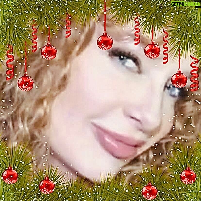 Joana Benedek - 1.4K Likes - Mis queridos amigos, 
Que la Divina y Cristica Navidad los bendiga con mucha salud, armonía y plena paz, a cada uno junto de ustedes, junto a todos sus seres amados y el Año Nuevo 2026 sea fabuloso para todos!
Les mando mucho amor y genuina alegría! 
Mágica Navidad y hermoso 2026!
#Joana💜