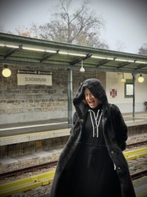 Joana Latino Instagram - Uma chuvinha austríaca não incomoda quem tem uma @saraavelar_ a escolher coisinhas da @szsenza para estar bem a trabalhar. 
Fotos de @hugodinisneves 
#fyp #encantador #agravar #énatal #senza