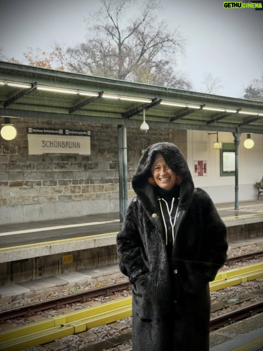 Joana Latino - 1.4K Likes - Uma chuvinha austríaca não incomoda quem tem uma @saraavelar_ a escolher coisinhas da @szsenza para estar bem a trabalhar. 
Fotos de @hugodinisneves 
#fyp #encantador #agravar #énatal #senza
