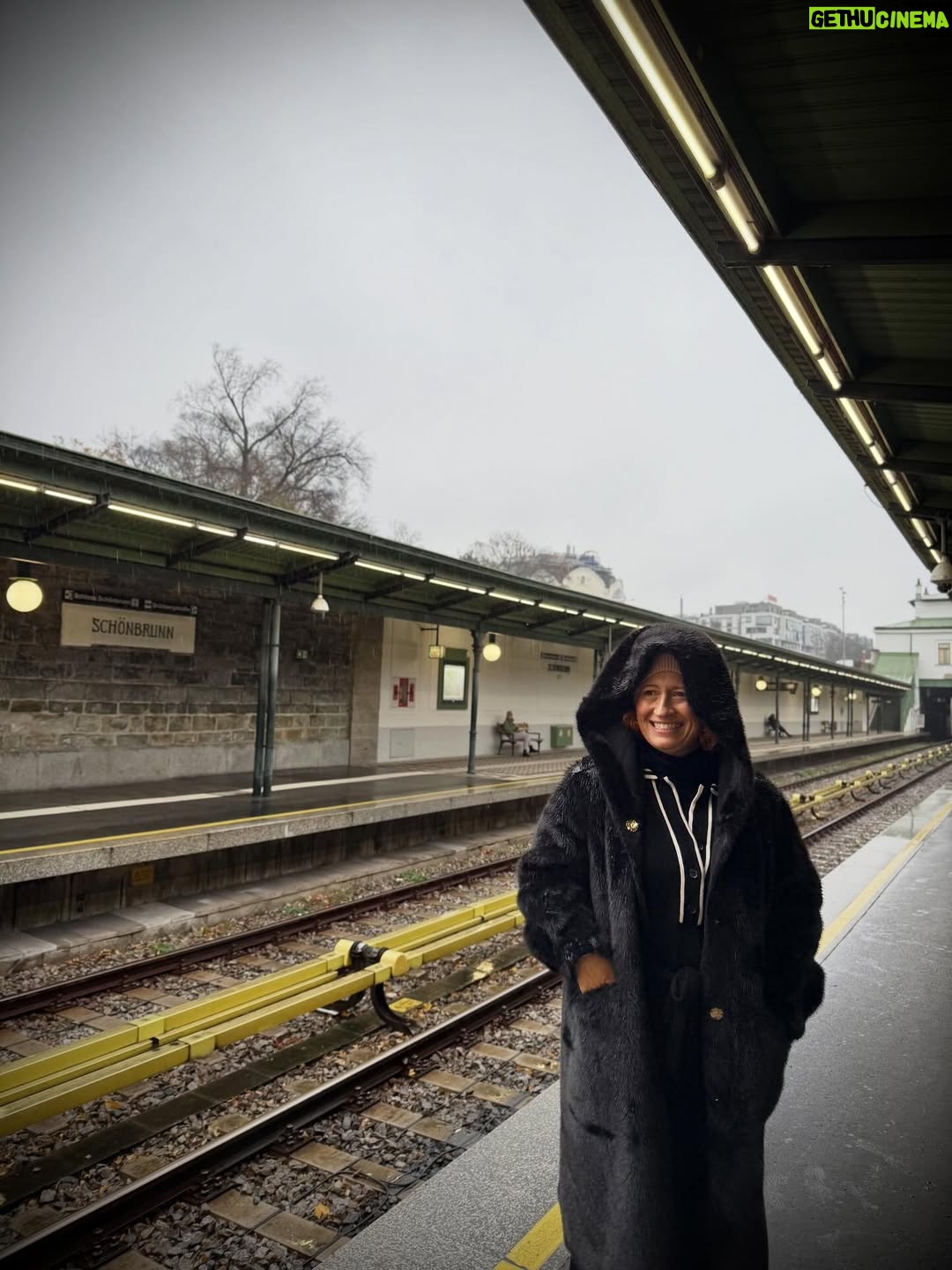 Joana Latino - 1.4K Likes - Uma chuvinha austríaca não incomoda quem tem uma @saraavelar_ a escolher coisinhas da @szsenza para estar bem a trabalhar. 
Fotos de @hugodinisneves 
#fyp #encantador #agravar #énatal #senza