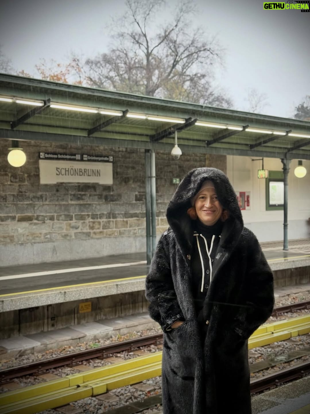 Joana Latino - 1.4K Likes - Uma chuvinha austríaca não incomoda quem tem uma @saraavelar_ a escolher coisinhas da @szsenza para estar bem a trabalhar. 
Fotos de @hugodinisneves 
#fyp #encantador #agravar #énatal #senza