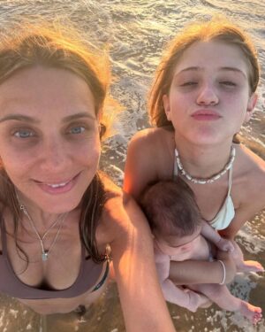 Joana Solnado Instagram - Hoje foi dia das mães no Brasil, há uma semana em Portugal, é todos os dias. 
Amora celebra 4 meses de vida e a minha nova maternidade também. 
O tempo para as redes diminuiu, a vida urge mas aproveito este post para celebrar bons momentos dos últimos meses.
Vem aí textão! 

Ser mãe é sobre a tua vida deixar de girar à tua volta e passar a girar em torno do que os teus filhos precisam. Não é méritocrata, como dizia Gregório Duvivier. 
É sobre abandonar o ego e permitirmo-nos doar ao outro, incondicionalmente. 
É sobre entregar o corpo, a alma e os dias a alguém que precisa de ti com urgência. E fazer isso com amor. 
Instintivo. Profundo. Animal.
Maternar é nutrir, ser presença.
É aprender sobre limites, força e valentia. 
É achar que tudo está perdido e achado no mesmo segundo. 
É errar tentando acertar, como diz D. Vera. 
É quando o corpo e o tempo viram templo. 
É revolução, redenção.
É humildade, dádiva.
É colo que cura.
Sai do domínio do verbo, entramos no âmbito do sagrado. 

A maternidade é a maior potência da minha vida. Há 12 anos, desconstruiu-me e reconstruiu-me. Fez-me mudar radicalmente a forma como lidava comigo, com a minha profissão e com a minha vida.
Foi e é a melhor coisa que me aconteceu.
Com tudo o que tem de difícil e desafiador.
Reconectou-me com a minha alma e com a minha linhagem — mulheres fortes que abriram caminho com amor e coragem. 
Agradeço todos os dias ter o privilégio de vivê-la cada vez mais consciente. 
E reconheço que não é dado adquirido. 

Obrigada, mãe @alexandrasolnadooficial por seres a referência de mulher e mãe incrível que és. ❤️ 
Obrigada Flor e Amora, por fazerem de mim um ser muito melhor do que eu era, orgulho-me muito mais de quem sou hoje.

E honro todas as mães que não têm os seus filhos nos braços, seja por que motivo for. 
Que encontrem alento no seu coração. 
A minha vénia a todas elas.
❤️