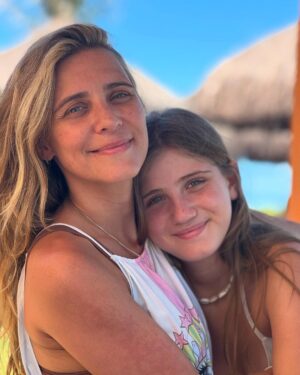 Joana Solnado Instagram - Hoje foi dia das mães no Brasil, há uma semana em Portugal, é todos os dias. 
Amora celebra 4 meses de vida e a minha nova maternidade também. 
O tempo para as redes diminuiu, a vida urge mas aproveito este post para celebrar bons momentos dos últimos meses.
Vem aí textão! 

Ser mãe é sobre a tua vida deixar de girar à tua volta e passar a girar em torno do que os teus filhos precisam. Não é méritocrata, como dizia Gregório Duvivier. 
É sobre abandonar o ego e permitirmo-nos doar ao outro, incondicionalmente. 
É sobre entregar o corpo, a alma e os dias a alguém que precisa de ti com urgência. E fazer isso com amor. 
Instintivo. Profundo. Animal.
Maternar é nutrir, ser presença.
É aprender sobre limites, força e valentia. 
É achar que tudo está perdido e achado no mesmo segundo. 
É errar tentando acertar, como diz D. Vera. 
É quando o corpo e o tempo viram templo. 
É revolução, redenção.
É humildade, dádiva.
É colo que cura.
Sai do domínio do verbo, entramos no âmbito do sagrado. 

A maternidade é a maior potência da minha vida. Há 12 anos, desconstruiu-me e reconstruiu-me. Fez-me mudar radicalmente a forma como lidava comigo, com a minha profissão e com a minha vida.
Foi e é a melhor coisa que me aconteceu.
Com tudo o que tem de difícil e desafiador.
Reconectou-me com a minha alma e com a minha linhagem — mulheres fortes que abriram caminho com amor e coragem. 
Agradeço todos os dias ter o privilégio de vivê-la cada vez mais consciente. 
E reconheço que não é dado adquirido. 

Obrigada, mãe @alexandrasolnadooficial por seres a referência de mulher e mãe incrível que és. ❤️ 
Obrigada Flor e Amora, por fazerem de mim um ser muito melhor do que eu era, orgulho-me muito mais de quem sou hoje.

E honro todas as mães que não têm os seus filhos nos braços, seja por que motivo for. 
Que encontrem alento no seu coração. 
A minha vénia a todas elas.
❤️