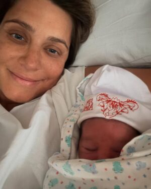 Joana Solnado Instagram - Hoje foi dia das mães no Brasil, há uma semana em Portugal, é todos os dias. 
Amora celebra 4 meses de vida e a minha nova maternidade também. 
O tempo para as redes diminuiu, a vida urge mas aproveito este post para celebrar bons momentos dos últimos meses.
Vem aí textão! 

Ser mãe é sobre a tua vida deixar de girar à tua volta e passar a girar em torno do que os teus filhos precisam. Não é méritocrata, como dizia Gregório Duvivier. 
É sobre abandonar o ego e permitirmo-nos doar ao outro, incondicionalmente. 
É sobre entregar o corpo, a alma e os dias a alguém que precisa de ti com urgência. E fazer isso com amor. 
Instintivo. Profundo. Animal.
Maternar é nutrir, ser presença.
É aprender sobre limites, força e valentia. 
É achar que tudo está perdido e achado no mesmo segundo. 
É errar tentando acertar, como diz D. Vera. 
É quando o corpo e o tempo viram templo. 
É revolução, redenção.
É humildade, dádiva.
É colo que cura.
Sai do domínio do verbo, entramos no âmbito do sagrado. 

A maternidade é a maior potência da minha vida. Há 12 anos, desconstruiu-me e reconstruiu-me. Fez-me mudar radicalmente a forma como lidava comigo, com a minha profissão e com a minha vida.
Foi e é a melhor coisa que me aconteceu.
Com tudo o que tem de difícil e desafiador.
Reconectou-me com a minha alma e com a minha linhagem — mulheres fortes que abriram caminho com amor e coragem. 
Agradeço todos os dias ter o privilégio de vivê-la cada vez mais consciente. 
E reconheço que não é dado adquirido. 

Obrigada, mãe @alexandrasolnadooficial por seres a referência de mulher e mãe incrível que és. ❤️ 
Obrigada Flor e Amora, por fazerem de mim um ser muito melhor do que eu era, orgulho-me muito mais de quem sou hoje.

E honro todas as mães que não têm os seus filhos nos braços, seja por que motivo for. 
Que encontrem alento no seu coração. 
A minha vénia a todas elas.
❤️
