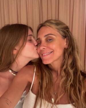 Joana Solnado Instagram - Hoje foi dia das mães no Brasil, há uma semana em Portugal, é todos os dias. 
Amora celebra 4 meses de vida e a minha nova maternidade também. 
O tempo para as redes diminuiu, a vida urge mas aproveito este post para celebrar bons momentos dos últimos meses.
Vem aí textão! 

Ser mãe é sobre a tua vida deixar de girar à tua volta e passar a girar em torno do que os teus filhos precisam. Não é méritocrata, como dizia Gregório Duvivier. 
É sobre abandonar o ego e permitirmo-nos doar ao outro, incondicionalmente. 
É sobre entregar o corpo, a alma e os dias a alguém que precisa de ti com urgência. E fazer isso com amor. 
Instintivo. Profundo. Animal.
Maternar é nutrir, ser presença.
É aprender sobre limites, força e valentia. 
É achar que tudo está perdido e achado no mesmo segundo. 
É errar tentando acertar, como diz D. Vera. 
É quando o corpo e o tempo viram templo. 
É revolução, redenção.
É humildade, dádiva.
É colo que cura.
Sai do domínio do verbo, entramos no âmbito do sagrado. 

A maternidade é a maior potência da minha vida. Há 12 anos, desconstruiu-me e reconstruiu-me. Fez-me mudar radicalmente a forma como lidava comigo, com a minha profissão e com a minha vida.
Foi e é a melhor coisa que me aconteceu.
Com tudo o que tem de difícil e desafiador.
Reconectou-me com a minha alma e com a minha linhagem — mulheres fortes que abriram caminho com amor e coragem. 
Agradeço todos os dias ter o privilégio de vivê-la cada vez mais consciente. 
E reconheço que não é dado adquirido. 

Obrigada, mãe @alexandrasolnadooficial por seres a referência de mulher e mãe incrível que és. ❤️ 
Obrigada Flor e Amora, por fazerem de mim um ser muito melhor do que eu era, orgulho-me muito mais de quem sou hoje.

E honro todas as mães que não têm os seus filhos nos braços, seja por que motivo for. 
Que encontrem alento no seu coração. 
A minha vénia a todas elas.
❤️