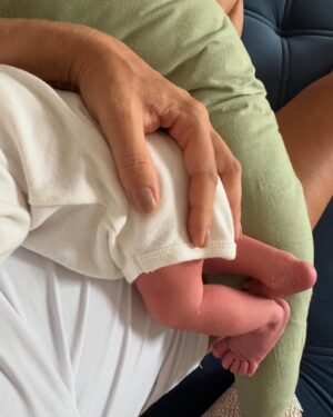 Joana Solnado Instagram - Hoje foi dia das mães no Brasil, há uma semana em Portugal, é todos os dias. 
Amora celebra 4 meses de vida e a minha nova maternidade também. 
O tempo para as redes diminuiu, a vida urge mas aproveito este post para celebrar bons momentos dos últimos meses.
Vem aí textão! 

Ser mãe é sobre a tua vida deixar de girar à tua volta e passar a girar em torno do que os teus filhos precisam. Não é méritocrata, como dizia Gregório Duvivier. 
É sobre abandonar o ego e permitirmo-nos doar ao outro, incondicionalmente. 
É sobre entregar o corpo, a alma e os dias a alguém que precisa de ti com urgência. E fazer isso com amor. 
Instintivo. Profundo. Animal.
Maternar é nutrir, ser presença.
É aprender sobre limites, força e valentia. 
É achar que tudo está perdido e achado no mesmo segundo. 
É errar tentando acertar, como diz D. Vera. 
É quando o corpo e o tempo viram templo. 
É revolução, redenção.
É humildade, dádiva.
É colo que cura.
Sai do domínio do verbo, entramos no âmbito do sagrado. 

A maternidade é a maior potência da minha vida. Há 12 anos, desconstruiu-me e reconstruiu-me. Fez-me mudar radicalmente a forma como lidava comigo, com a minha profissão e com a minha vida.
Foi e é a melhor coisa que me aconteceu.
Com tudo o que tem de difícil e desafiador.
Reconectou-me com a minha alma e com a minha linhagem — mulheres fortes que abriram caminho com amor e coragem. 
Agradeço todos os dias ter o privilégio de vivê-la cada vez mais consciente. 
E reconheço que não é dado adquirido. 

Obrigada, mãe @alexandrasolnadooficial por seres a referência de mulher e mãe incrível que és. ❤️ 
Obrigada Flor e Amora, por fazerem de mim um ser muito melhor do que eu era, orgulho-me muito mais de quem sou hoje.

E honro todas as mães que não têm os seus filhos nos braços, seja por que motivo for. 
Que encontrem alento no seu coração. 
A minha vénia a todas elas.
❤️