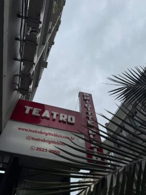 Joana Solnado Instagram - Isto foi há semanas mas foi hoje que aconteceu chegar até aqui. Nesse dia, seria o aniversário do avô Raúl, foi dia de comemorar a vida e a arte com a primeira ida ao teatro da Amora no Rio. ❤️