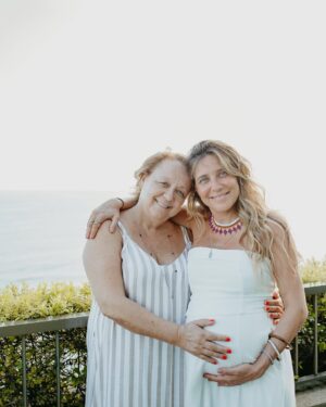 Joana Solnado Instagram - Hoje foi dia das mães no Brasil, há uma semana em Portugal, é todos os dias. 
Amora celebra 4 meses de vida e a minha nova maternidade também. 
O tempo para as redes diminuiu, a vida urge mas aproveito este post para celebrar bons momentos dos últimos meses.
Vem aí textão! 

Ser mãe é sobre a tua vida deixar de girar à tua volta e passar a girar em torno do que os teus filhos precisam. Não é méritocrata, como dizia Gregório Duvivier. 
É sobre abandonar o ego e permitirmo-nos doar ao outro, incondicionalmente. 
É sobre entregar o corpo, a alma e os dias a alguém que precisa de ti com urgência. E fazer isso com amor. 
Instintivo. Profundo. Animal.
Maternar é nutrir, ser presença.
É aprender sobre limites, força e valentia. 
É achar que tudo está perdido e achado no mesmo segundo. 
É errar tentando acertar, como diz D. Vera. 
É quando o corpo e o tempo viram templo. 
É revolução, redenção.
É humildade, dádiva.
É colo que cura.
Sai do domínio do verbo, entramos no âmbito do sagrado. 

A maternidade é a maior potência da minha vida. Há 12 anos, desconstruiu-me e reconstruiu-me. Fez-me mudar radicalmente a forma como lidava comigo, com a minha profissão e com a minha vida.
Foi e é a melhor coisa que me aconteceu.
Com tudo o que tem de difícil e desafiador.
Reconectou-me com a minha alma e com a minha linhagem — mulheres fortes que abriram caminho com amor e coragem. 
Agradeço todos os dias ter o privilégio de vivê-la cada vez mais consciente. 
E reconheço que não é dado adquirido. 

Obrigada, mãe @alexandrasolnadooficial por seres a referência de mulher e mãe incrível que és. ❤️ 
Obrigada Flor e Amora, por fazerem de mim um ser muito melhor do que eu era, orgulho-me muito mais de quem sou hoje.

E honro todas as mães que não têm os seus filhos nos braços, seja por que motivo for. 
Que encontrem alento no seu coração. 
A minha vénia a todas elas.
❤️