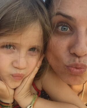 Joana Solnado Instagram - Hoje foi dia das mães no Brasil, há uma semana em Portugal, é todos os dias. 
Amora celebra 4 meses de vida e a minha nova maternidade também. 
O tempo para as redes diminuiu, a vida urge mas aproveito este post para celebrar bons momentos dos últimos meses.
Vem aí textão! 

Ser mãe é sobre a tua vida deixar de girar à tua volta e passar a girar em torno do que os teus filhos precisam. Não é méritocrata, como dizia Gregório Duvivier. 
É sobre abandonar o ego e permitirmo-nos doar ao outro, incondicionalmente. 
É sobre entregar o corpo, a alma e os dias a alguém que precisa de ti com urgência. E fazer isso com amor. 
Instintivo. Profundo. Animal.
Maternar é nutrir, ser presença.
É aprender sobre limites, força e valentia. 
É achar que tudo está perdido e achado no mesmo segundo. 
É errar tentando acertar, como diz D. Vera. 
É quando o corpo e o tempo viram templo. 
É revolução, redenção.
É humildade, dádiva.
É colo que cura.
Sai do domínio do verbo, entramos no âmbito do sagrado. 

A maternidade é a maior potência da minha vida. Há 12 anos, desconstruiu-me e reconstruiu-me. Fez-me mudar radicalmente a forma como lidava comigo, com a minha profissão e com a minha vida.
Foi e é a melhor coisa que me aconteceu.
Com tudo o que tem de difícil e desafiador.
Reconectou-me com a minha alma e com a minha linhagem — mulheres fortes que abriram caminho com amor e coragem. 
Agradeço todos os dias ter o privilégio de vivê-la cada vez mais consciente. 
E reconheço que não é dado adquirido. 

Obrigada, mãe @alexandrasolnadooficial por seres a referência de mulher e mãe incrível que és. ❤️ 
Obrigada Flor e Amora, por fazerem de mim um ser muito melhor do que eu era, orgulho-me muito mais de quem sou hoje.

E honro todas as mães que não têm os seus filhos nos braços, seja por que motivo for. 
Que encontrem alento no seu coração. 
A minha vénia a todas elas.
❤️