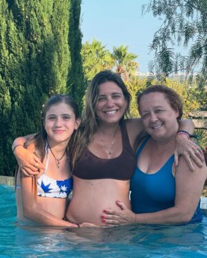 Joana Solnado Instagram - Hoje foi dia das mães no Brasil, há uma semana em Portugal, é todos os dias. 
Amora celebra 4 meses de vida e a minha nova maternidade também. 
O tempo para as redes diminuiu, a vida urge mas aproveito este post para celebrar bons momentos dos últimos meses.
Vem aí textão! 

Ser mãe é sobre a tua vida deixar de girar à tua volta e passar a girar em torno do que os teus filhos precisam. Não é méritocrata, como dizia Gregório Duvivier. 
É sobre abandonar o ego e permitirmo-nos doar ao outro, incondicionalmente. 
É sobre entregar o corpo, a alma e os dias a alguém que precisa de ti com urgência. E fazer isso com amor. 
Instintivo. Profundo. Animal.
Maternar é nutrir, ser presença.
É aprender sobre limites, força e valentia. 
É achar que tudo está perdido e achado no mesmo segundo. 
É errar tentando acertar, como diz D. Vera. 
É quando o corpo e o tempo viram templo. 
É revolução, redenção.
É humildade, dádiva.
É colo que cura.
Sai do domínio do verbo, entramos no âmbito do sagrado. 

A maternidade é a maior potência da minha vida. Há 12 anos, desconstruiu-me e reconstruiu-me. Fez-me mudar radicalmente a forma como lidava comigo, com a minha profissão e com a minha vida.
Foi e é a melhor coisa que me aconteceu.
Com tudo o que tem de difícil e desafiador.
Reconectou-me com a minha alma e com a minha linhagem — mulheres fortes que abriram caminho com amor e coragem. 
Agradeço todos os dias ter o privilégio de vivê-la cada vez mais consciente. 
E reconheço que não é dado adquirido. 

Obrigada, mãe @alexandrasolnadooficial por seres a referência de mulher e mãe incrível que és. ❤️ 
Obrigada Flor e Amora, por fazerem de mim um ser muito melhor do que eu era, orgulho-me muito mais de quem sou hoje.

E honro todas as mães que não têm os seus filhos nos braços, seja por que motivo for. 
Que encontrem alento no seu coração. 
A minha vénia a todas elas.
❤️