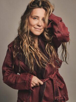 Joana Solnado Instagram - Bom sábado para quem, como a gente, está trabalhando neste sábado ensolarado.
Descabelada, com frio no AC, mas feliz porque a vida presta, sim. 

Look @carla_garan 
Click @balbino.x 
Make e Hair @rapunzeldamake 
Amo vcs! 🧡
