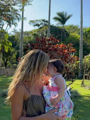 Joana Solnado Instagram - 1- 10 meses de Amora 
2- a turra delas 
3- das coisas simples que eu amo
4- uma gatinha que gatinha 
5- com o nosso todo o terreno @cybex_global 
6- vou com este carrinho pra todo lado
7- aventuras aquáticas são com o pai
7- primeira vez na prancha a gente nunca esquece
8- meu mato, meu canto
9- as estrelas do meu mato 

💖