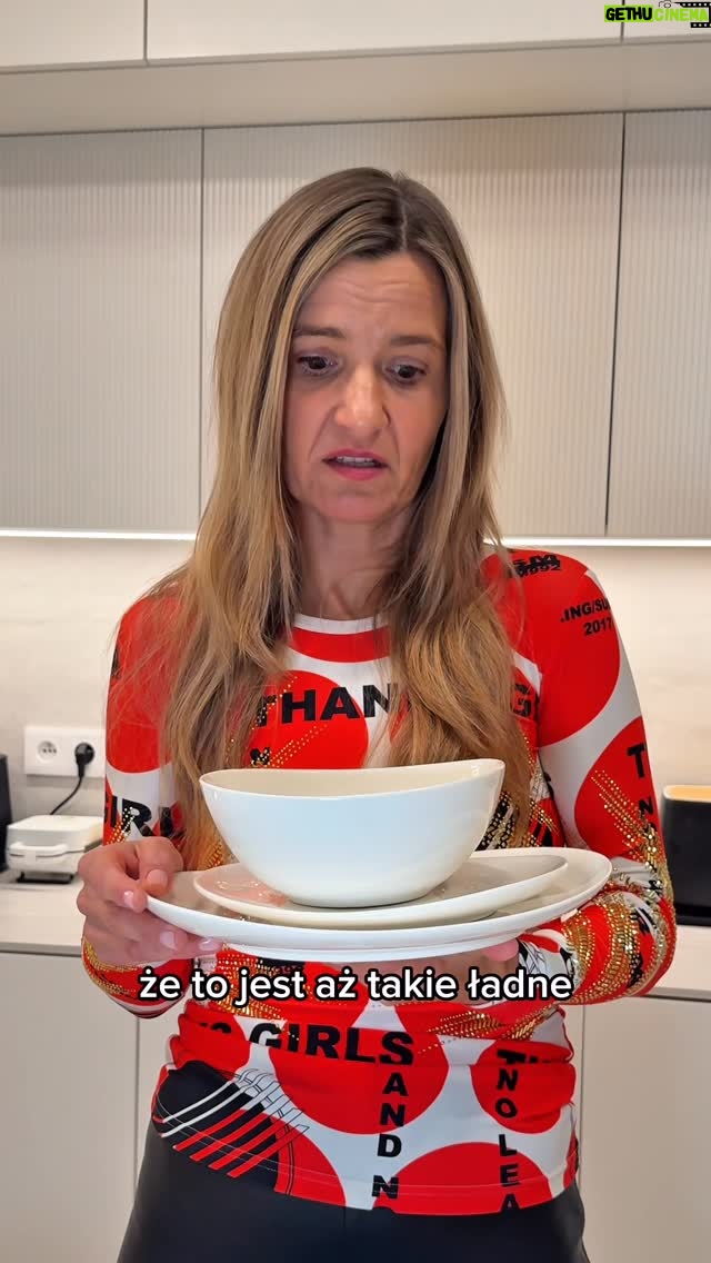 Joanna Koroniewska - 21.6K Likes - A czy Wy macie już wszystkie prezenty świąteczne?😀🤔 
Ja prezenty dla najbliższych kupuję w DUKA. A właściwie nie. Taki mam plan, a potem wszystko tak mi się podoba, że zostawiam dla siebie. 😂🤦‍♀️ Ale uwielbiam przechadzać się po sklepie, oglądać, znajdować perełki…🤩 W DUKA jestem zakochana od lat! Znajdziesz tam skandynawski design, jakość premium. Wszystko tam jest nie tylko piękne, ale też praktyczne! I naprawdę bardzo trwałe! Szklanki, toster, kubki i wiele innych przedmiotów mam od lat!! [REKLAMA] DUKA