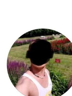 Joanna Koroniewska Instagram - Dlaczego starość, dojrzałość to COŚ złego? 
Dlaczego? Przecież każdego z nas prędzej czy później TO spotka… Ja nie jestem wyjątkiem w tej materii. 
Wyjątkiem nie są też Ci z moim PESELEM , którzy czasami mają mniej zmarszczek. 
Bo wszystkich NAs to kiedyś spotka. 

Jeśli ktoś myśli, że „starość” ma mnie zawstydzić, to nie zna życia.
Nie boję się wieku. Boję się tylko ludzi, którzy nie dorastają, mimo że mijają im lata. 
A starość nie boli. Brak wychowania boli zdecydowanie bardziej.

Dzisiaj rano dostałam od Pana X taką wiadomość. Serce ciut drgnęło. Wyrzuciłam go. Zablokowałam. 
Ale TO siedziało we mnie nadal. Bo jaki TO problem. 
Niby żaden. A jednak…

Niektórzy w wiadomościach próbują NAS zranić.
Ja im ogromnie współczuję – bo to świadczy TYLKO o nich.🙌

Hejt zgłaszam, twarz ukrywam, granice stawiam.
Mam swoje życie, a nie czas na cudze frustracje.
Jeśli ktoś nazywa drugiego człowieka „starym”, „brzydkim” czy „gorszym”, to mówi to wyłącznie o jego własnym lęku.
Ludzie, którzy czują się dobrze ze sobą, nie ranią innych.

Warto wiedzieć: słowa zostają. Nie tylko u tej osoby, którą atakujesz – zostają przede wszystkim w Tobie.

Kiedyś zrozumiesz, że dorosłość to nie wiek w dowodzie, tylko to, jak traktujesz ludzi.
I szczerze życzę Ci dojścia do tego miejsca. 🌿

Kto chce dialogu – zapraszam.
Kto chce obrażać – drzwi są tam ! 👉
