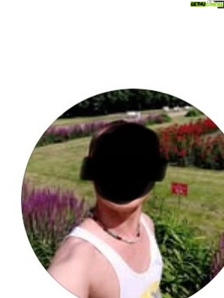 Joanna Koroniewska - 68.6K Likes - Dlaczego starość, dojrzałość to COŚ złego? 
Dlaczego? Przecież każdego z nas prędzej czy później TO spotka… Ja nie jestem wyjątkiem w tej materii. 
Wyjątkiem nie są też Ci z moim PESELEM , którzy czasami mają mniej zmarszczek. 
Bo wszystkich NAs to kiedyś spotka. 

Jeśli ktoś myśli, że „starość” ma mnie zawstydzić, to nie zna życia.
Nie boję się wieku. Boję się tylko ludzi, którzy nie dorastają, mimo że mijają im lata. 
A starość nie boli. Brak wychowania boli zdecydowanie bardziej.

Dzisiaj rano dostałam od Pana X taką wiadomość. Serce ciut drgnęło. Wyrzuciłam go. Zablokowałam. 
Ale TO siedziało we mnie nadal. Bo jaki TO problem. 
Niby żaden. A jednak…

Niektórzy w wiadomościach próbują NAS zranić.
Ja im ogromnie współczuję – bo to świadczy TYLKO o nich.🙌

Hejt zgłaszam, twarz ukrywam, granice stawiam.
Mam swoje życie, a nie czas na cudze frustracje.
Jeśli ktoś nazywa drugiego człowieka „starym”, „brzydkim” czy „gorszym”, to mówi to wyłącznie o jego własnym lęku.
Ludzie, którzy czują się dobrze ze sobą, nie ranią innych.

Warto wiedzieć: słowa zostają. Nie tylko u tej osoby, którą atakujesz – zostają przede wszystkim w Tobie.

Kiedyś zrozumiesz, że dorosłość to nie wiek w dowodzie, tylko to, jak traktujesz ludzi.
I szczerze życzę Ci dojścia do tego miejsca. 🌿

Kto chce dialogu – zapraszam.
Kto chce obrażać – drzwi są tam ! 👉