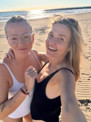 Joanna Koroniewska Instagram - Kochane! 
Nasza wspólna wczorajsza rolka w dobę osiągała Ponad 10 milionów wyświetleń!!! I dobrze wiemy dlaczego! Internet potrzebuje takich treści!!! 

Kochane! Pamietajcie ! Jesteście piękne! Zostawmy nasze piersi w spokoju! Właściwie „ zostawcie “- powinien to być tekst skierowany do niektórych mężczyzn  bo akurat Ci nasi- są turbo wspierający! 🍒❤️❤️💋

Znalazłyśmy z @dotindotin w końcu coś co nas łączy. 😂😜 Właściwie ona znalazła. Duże nosy. Ja mam nawet większy. Mamy  też duże stopy. Ja chyba też bardziej spore. 😂🔥 
Jedno jest pewne. Mimo, że wciąż pracujemy nad sobą ,znamy już swoje lepsze i gorsze strony to najistotniejszy jest fakt, że jesteśmy wszystkie TAKIE same bez wyjątku! 

Pamiętajcie o tym kochane! Każda z nas ma lepsze i gorsze dni! Każda z nas bez makeupu i filtrów i dobrego światła nie wygląda wcale najkorzystniej. 

Każda z nas ma prawo się malować wychodząc do sklepu po bułki. Ale też każda z nas ma prawo czesać się  tylko raz dziennie . 
Każda z nas ma prawo poprawiać swoją urodę jeśli czuje taką potrzebę ,ale jeśli tego nie robi to nie oznacza, że o siebie nie dba.

Litości kochani! W dobie ciągłych ocen i  często wręcz obsesyjnym dochodzeniu do perfekcji tylko dystans nas uratuje. 
I NA KONIEC.
Nic bez nich. Ale też i wiele dla siebie. 
Nie pokochasz kogoś innego jeśli nie kochasz siebie. ❤️🔥